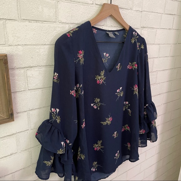NEW YORK & COMPANY Soho Jeans Navy Blue Flowered Bell Sleeve Top - Picture 4 of 10